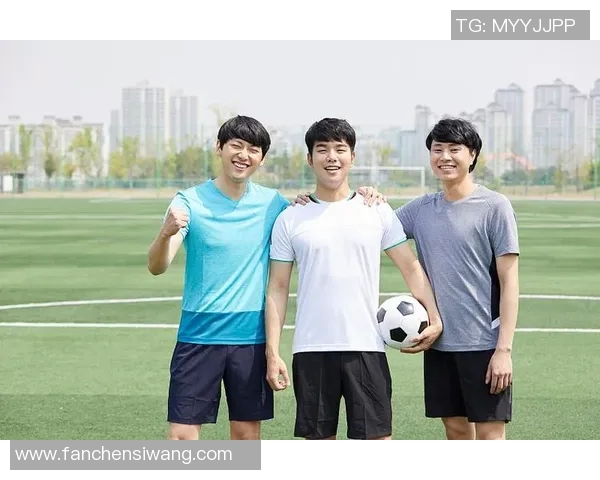 足球明星携便携包出行展现时尚与运动完美结合的生活方式